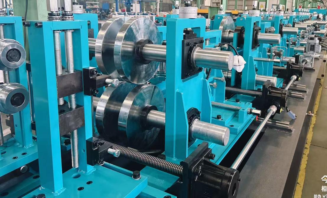 1.Servo drive automatic roll Forming machine2