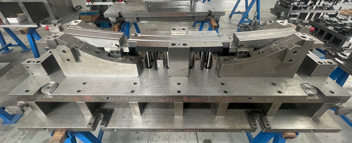 Automobile front anti-collision beam-bending mold 1
