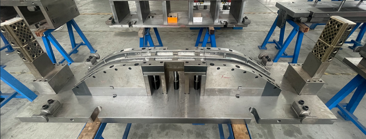 Automobile front anti-collision beam-bending mold 2
