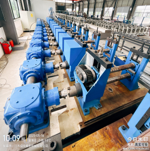 Roll forming machine